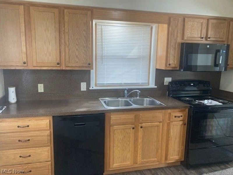 310 N Mecca Street, Cortland, OH 44410 Photo 2