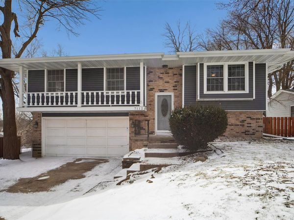 7112 Roseland Drive, Urbandale, IA 50322
