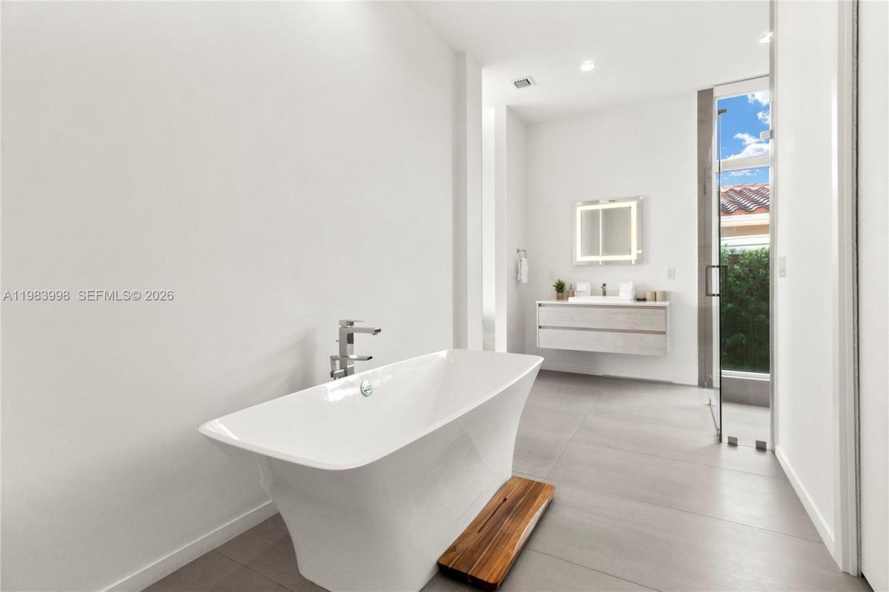 2217 NE 17th Ter, Wilton Manors, FL 33305 Photo