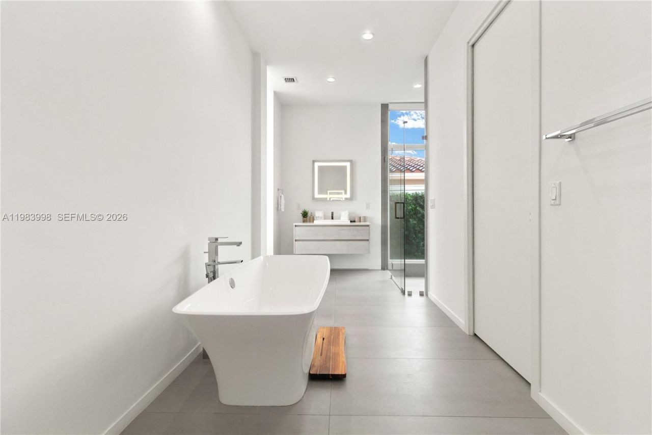 2217 NE 17th Ter, Wilton Manors, FL 33305 Photo