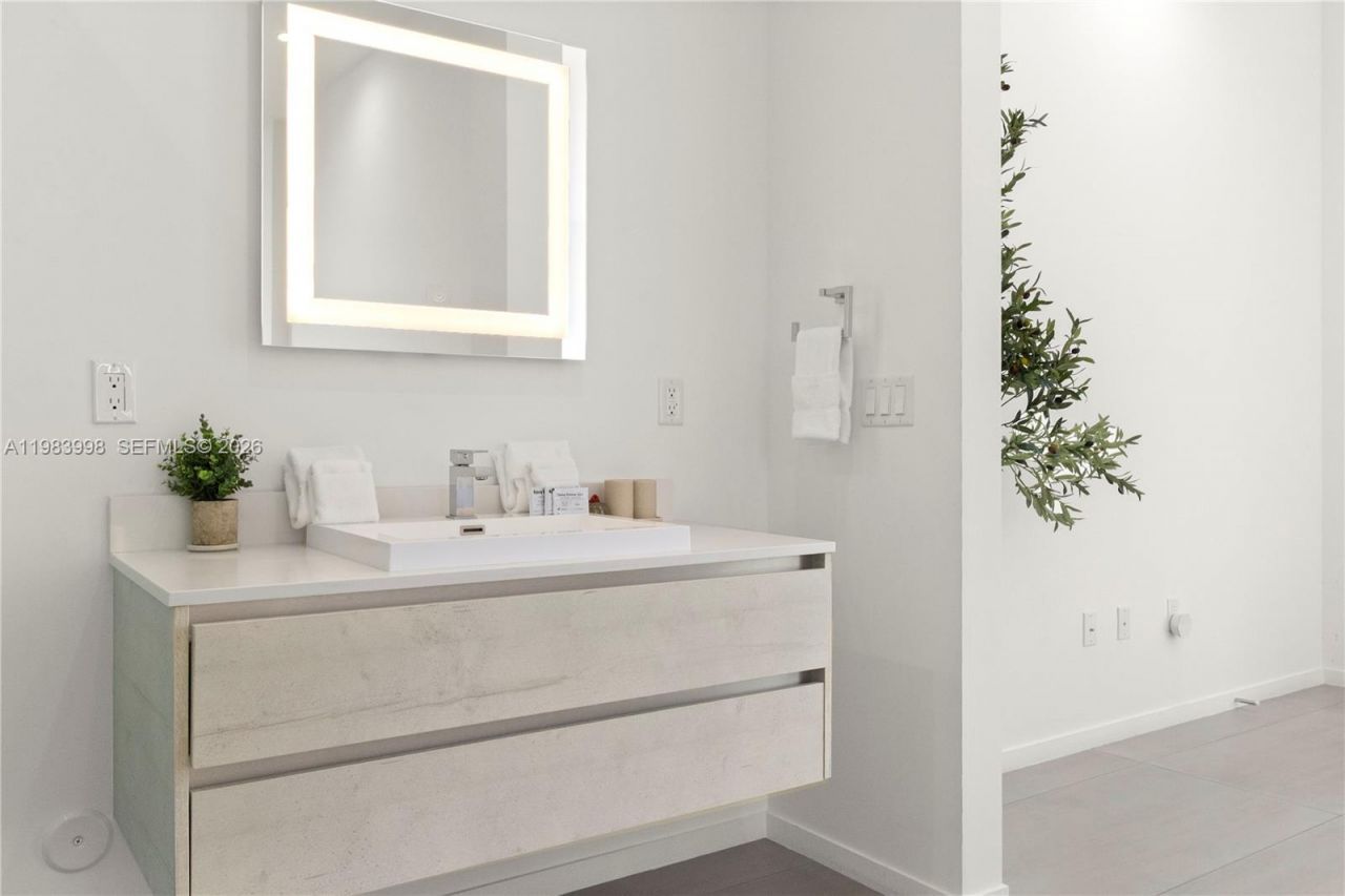 2217 NE 17th Ter , Wilton Manors, FL 33305 Photo