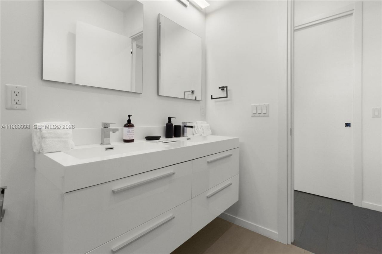 2217 NE 17th Ter , Wilton Manors, FL 33305 Photo