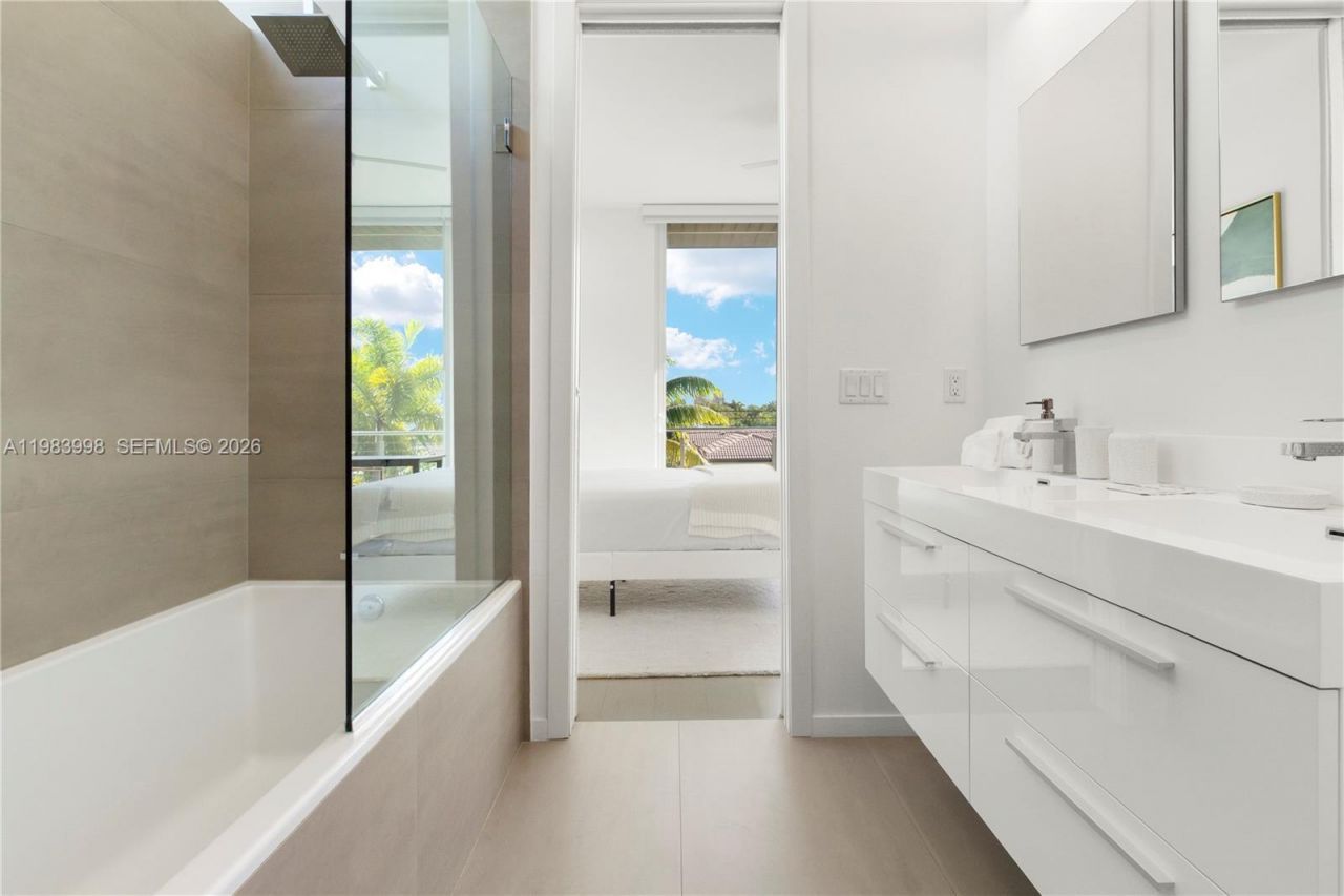 2217 NE 17th Ter, Wilton Manors, FL 33305 Photo