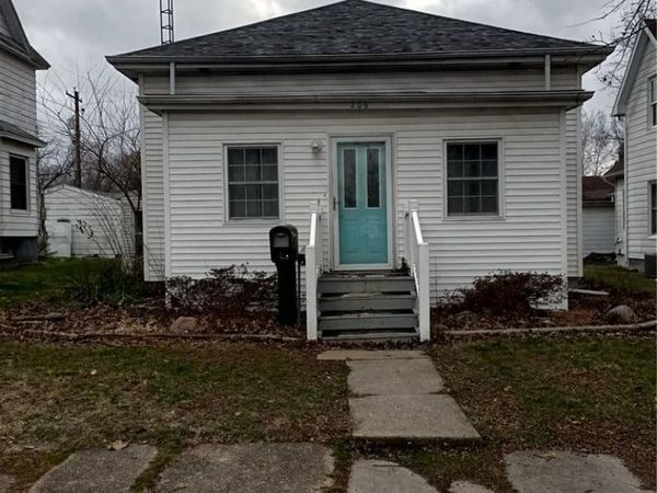 206 S Cedar Street, Nokomis, IL 62075