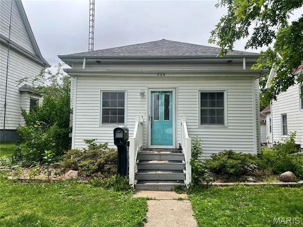 206 S Cedar Street, Nokomis, IL 62075
