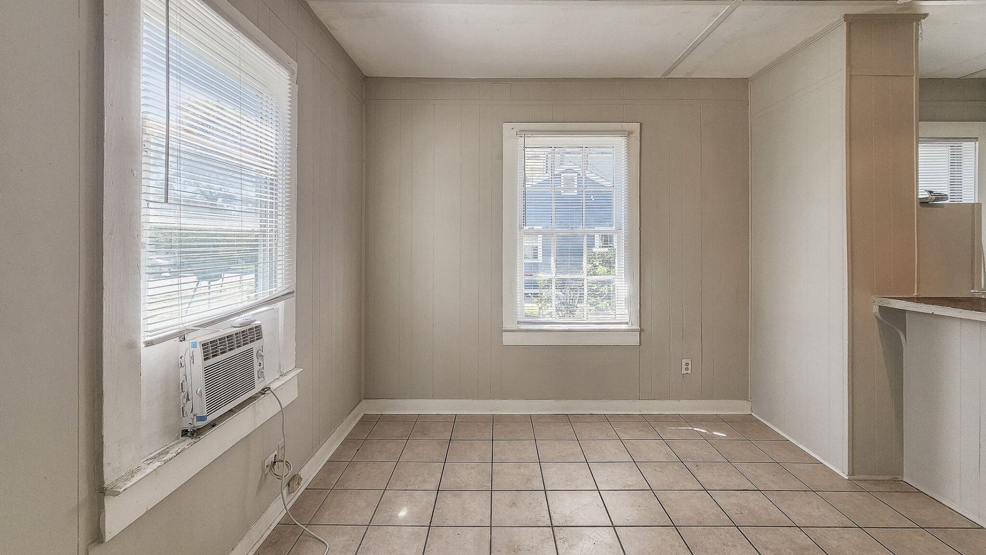 1902 Iris Street Photo 5