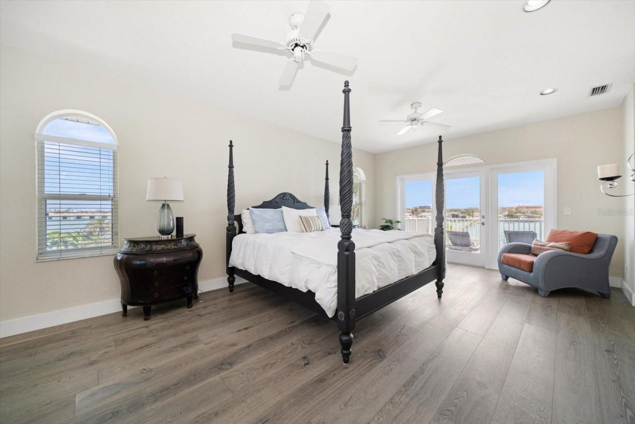 8685 E Bay Drive, Treasure Island, FL 33706 Photo