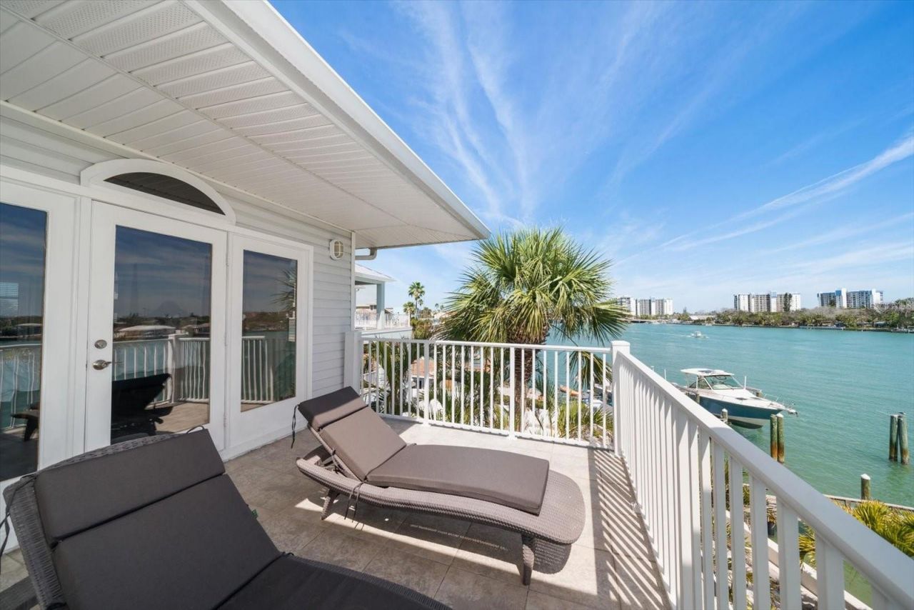 8685 E Bay Drive, Treasure Island, FL 33706 Photo