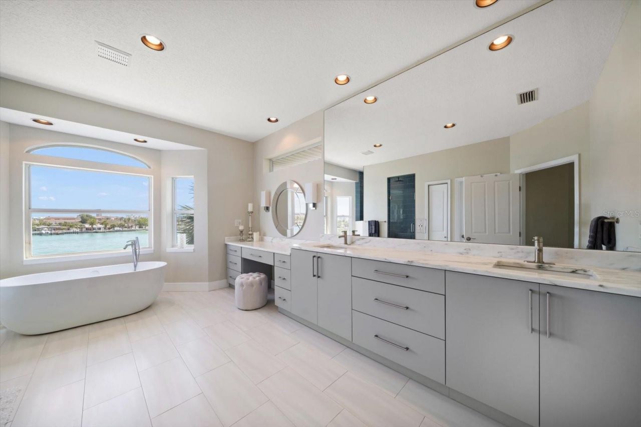 8685 E Bay Drive, Treasure Island, FL 33706 Photo