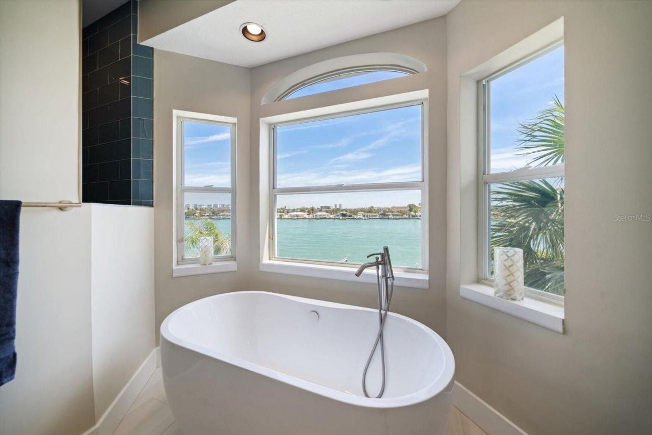 8685 E Bay Drive, Treasure Island, FL 33706 Photo