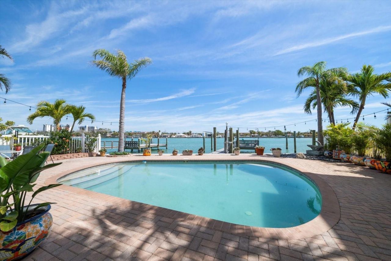 8685 E Bay Drive, Treasure Island, FL 33706 Photo