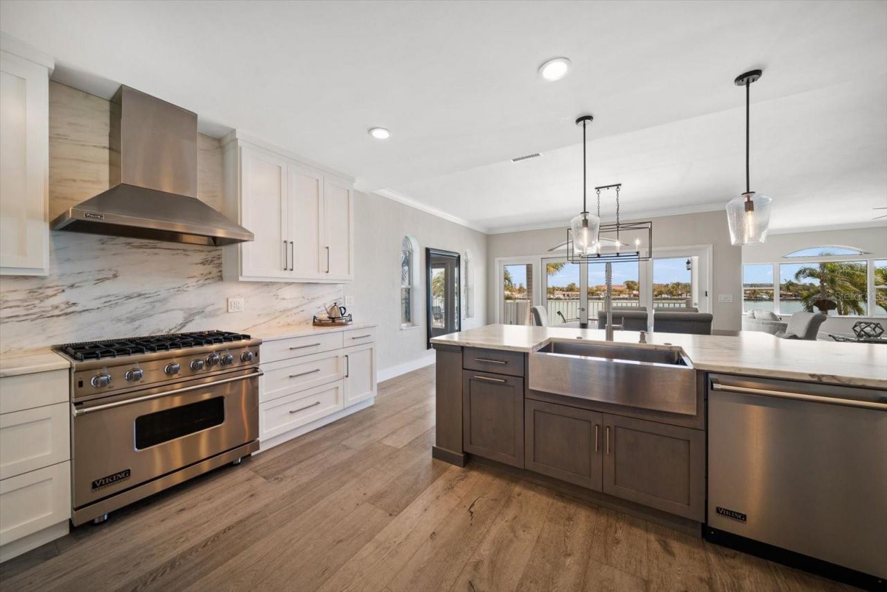 8685 E Bay Drive, Treasure Island, FL 33706 Photo