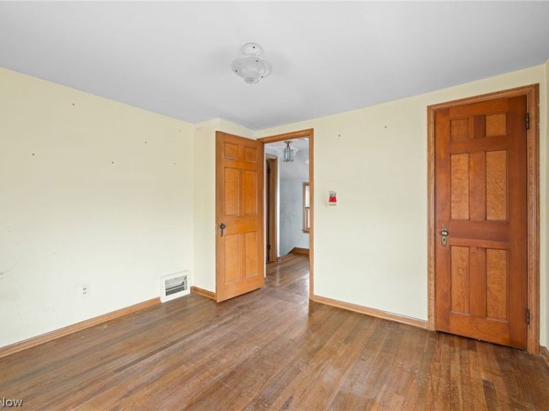 19211 Chickasaw Avenue, Cleveland, OH 44119 Photo 13