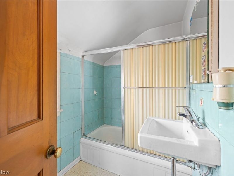 19211 Chickasaw Avenue, Cleveland, OH 44119 Photo 14