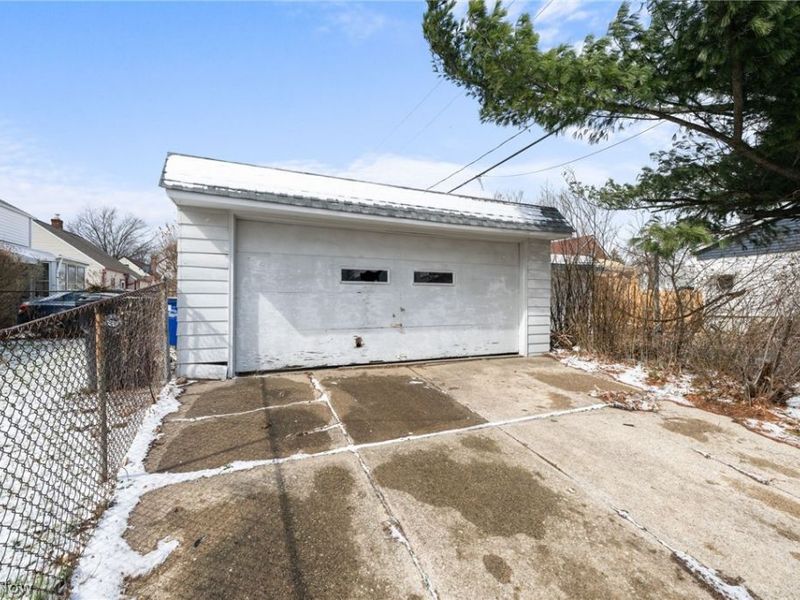 19211 Chickasaw Avenue, Cleveland, OH 44119 Photo 17