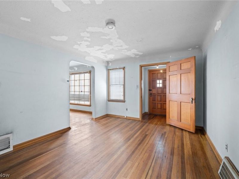 19211 Chickasaw Avenue, Cleveland, OH 44119 Photo 2