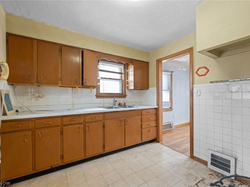 19211 Chickasaw Avenue, Cleveland, OH 44119 Photo 7