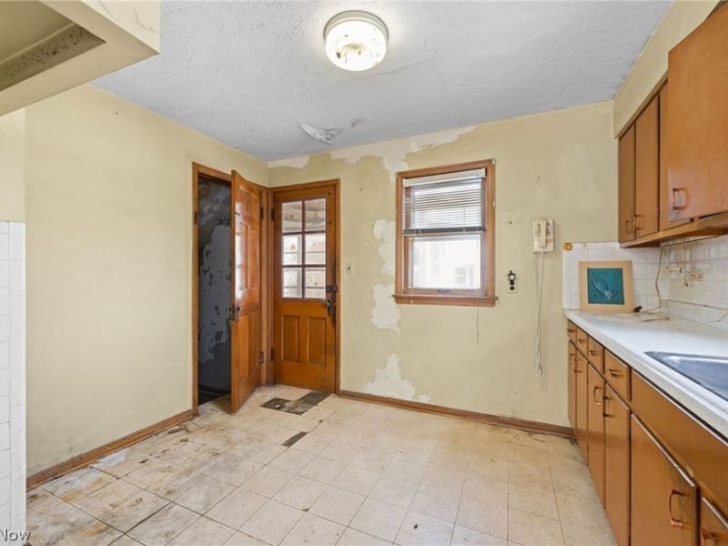 19211 Chickasaw Avenue, Cleveland, OH 44119 Photo 8