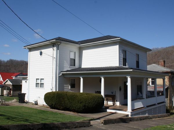 210 6th Ave, Hinton, WV 25951