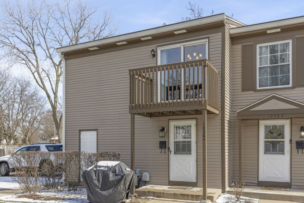 1230 Bunker Hill Court, Unit A, Wheaton, IL 60189 Main Photo