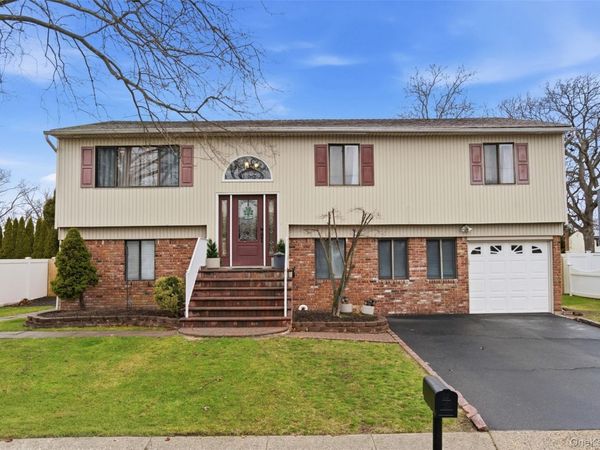 17 Westminster Lane , West Islip, NY 11795