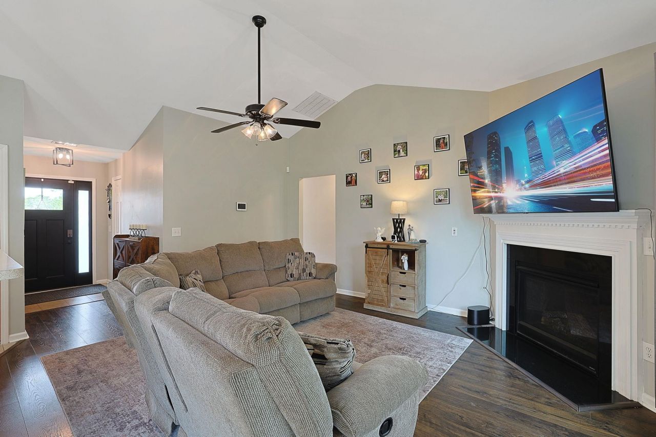 2149 Buxton Dr. Photo 4