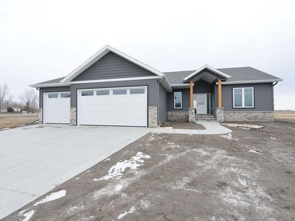 867 Harvest Circle, Horace, ND 58047