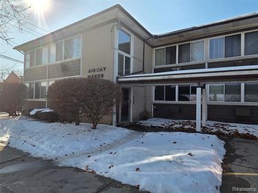 19131 Lahser Road, Detroit, MI 48219