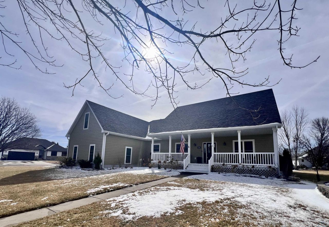 138 Green Court Dr, Elk Point, SD 57025 Main Photo