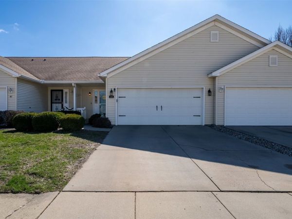 39 Oak Park Road, Bloomington, IL 61701