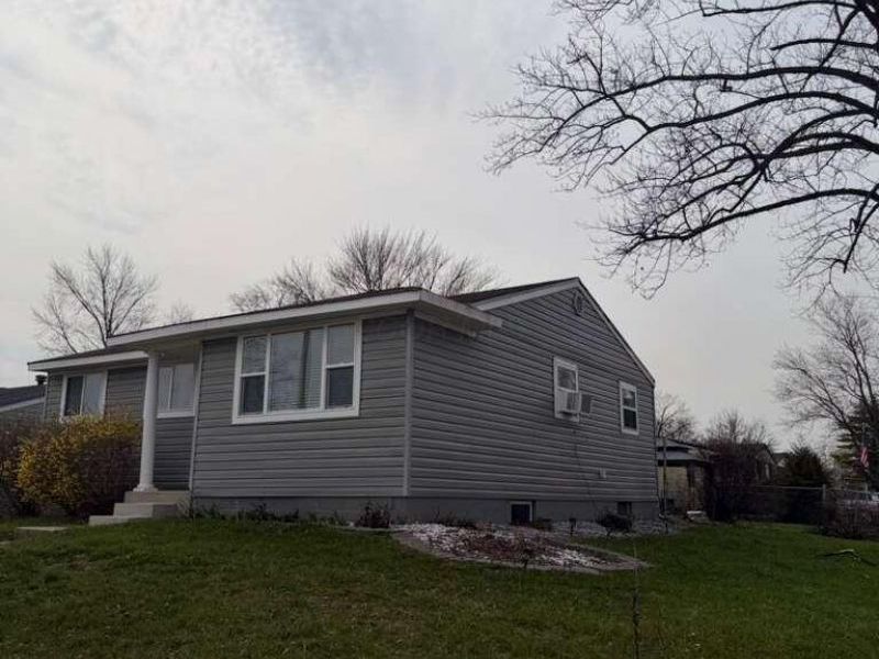 693 Maurine Drive, Columbus, OH 43228 Photo 2