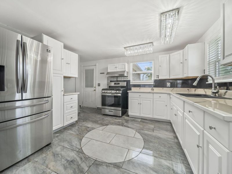 693 Maurine Drive, Columbus, OH 43228 Photo 5