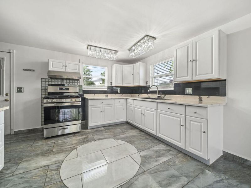 693 Maurine Drive, Columbus, OH 43228 Photo 6
