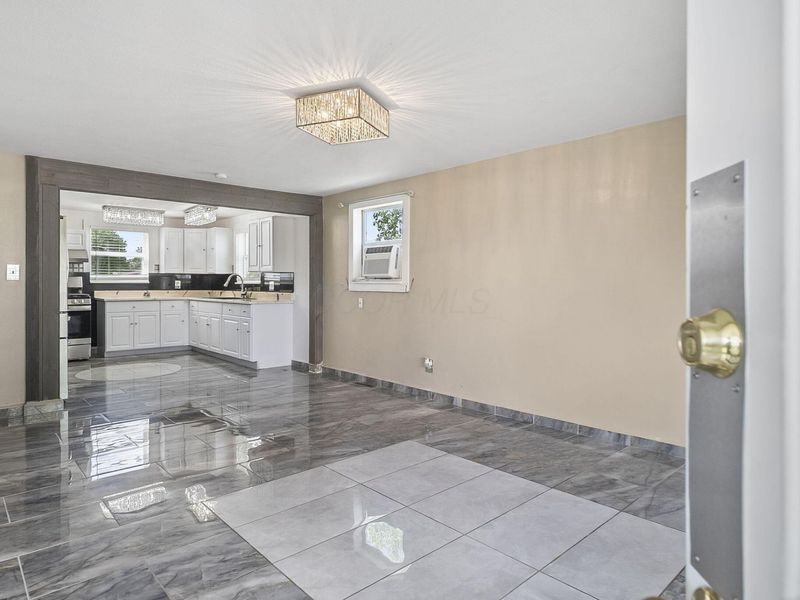 693 Maurine Drive, Columbus, OH 43228 Photo 9