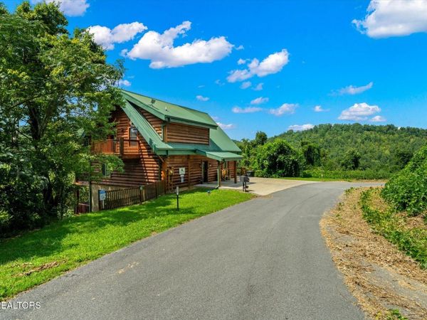 4430 New Pioneer Tr, Pigeon Forge, TN 37863