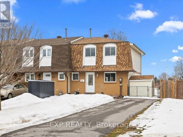 915 Lawnsberry Drive, Ottawa, ON K1E1Y2