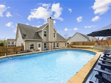 5645 Wooded Valley Way, Flowery Branch, GA 30542