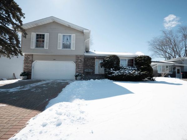 2407 Valley Drive, Lindenhurst, IL 60046