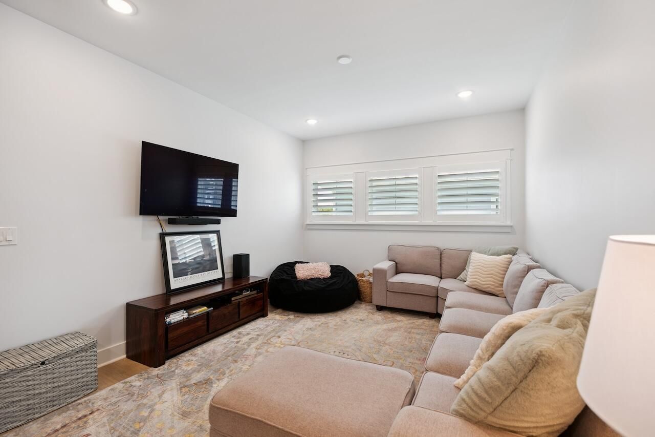 1684 Farmers Way Photo 32