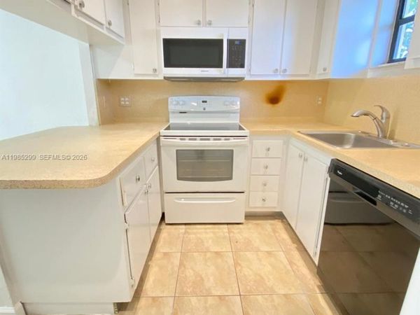 8290 Lake Dr, Unit 449, Doral, FL 33166