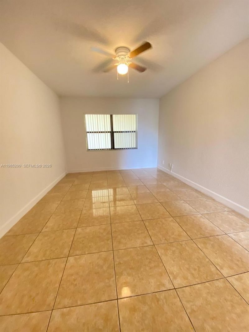 8290 Lake Dr, Unit 449, Doral, FL 33166 Photo