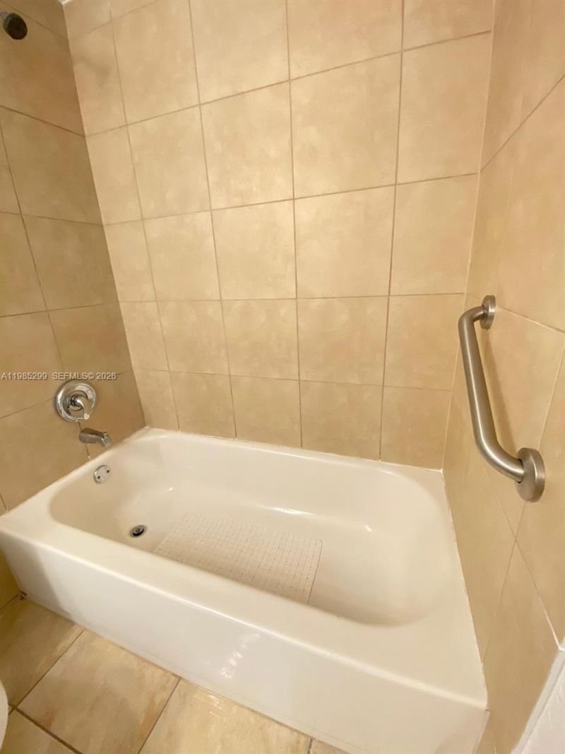 8290 Lake Dr, Unit 449, Doral, FL 33166 Photo