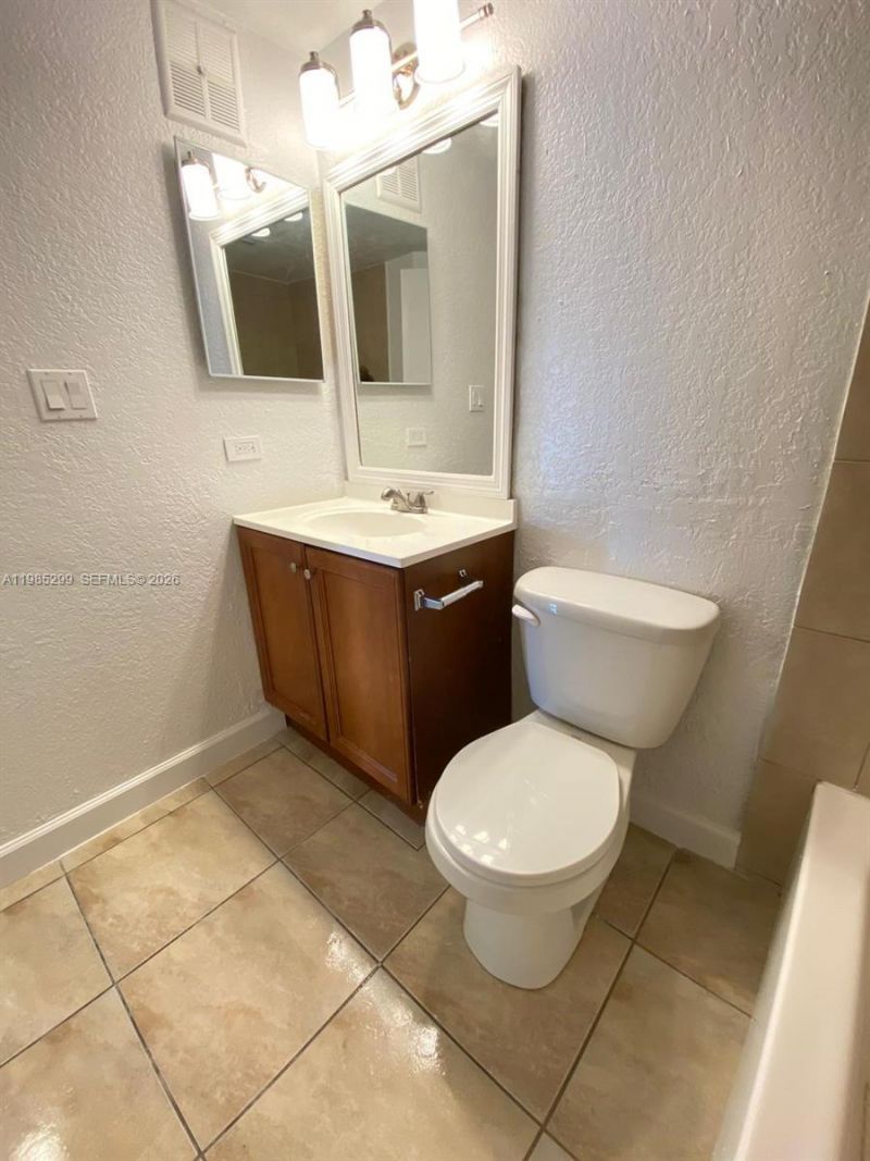 8290 Lake Dr, Unit 449, Doral, FL 33166 Photo