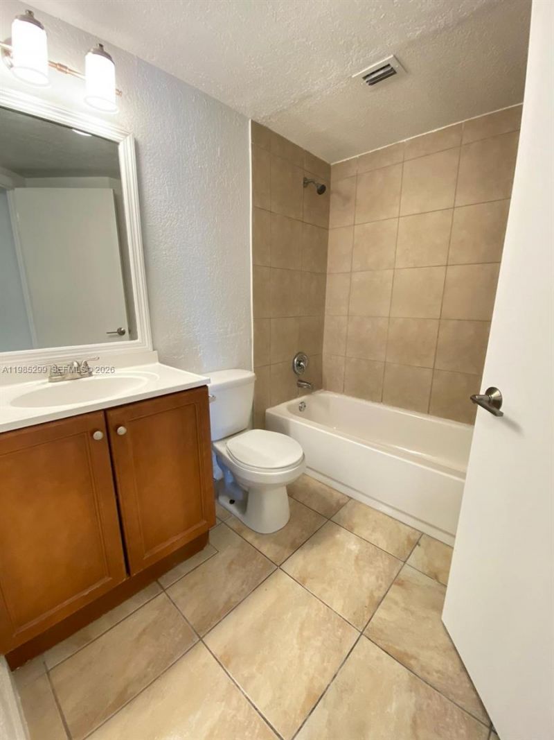 8290 Lake Dr, Unit 449, Doral, FL 33166 Photo