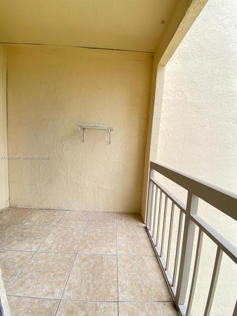 8290 Lake Dr, Unit 449, Doral, FL 33166 Photo