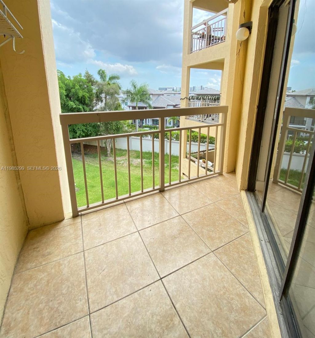 8290 Lake Dr, Unit 449, Doral, FL 33166 Photo