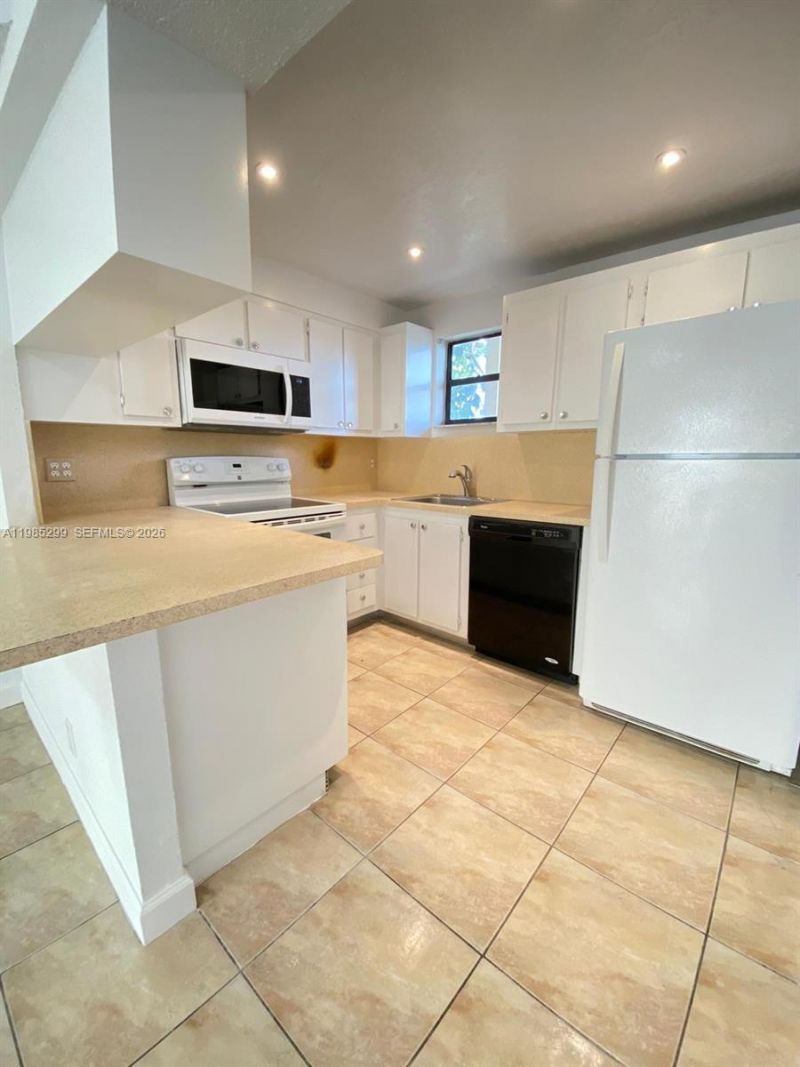 8290 Lake Dr, Unit 449, Doral, FL 33166 Photo