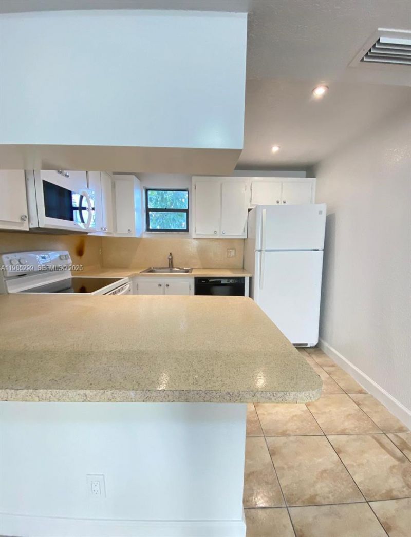 8290 Lake Dr, Unit 449, Doral, FL 33166 Photo