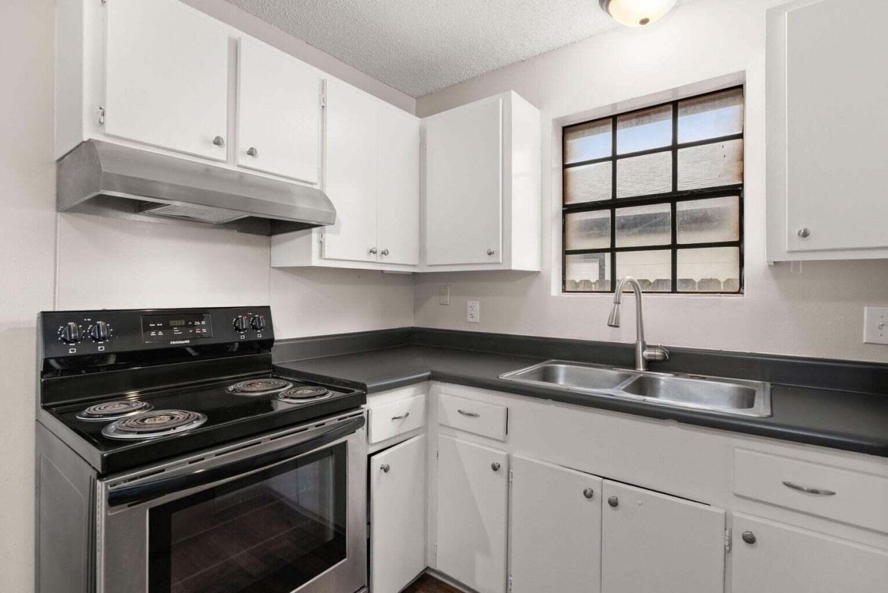 1820 Iris Street Photo 11