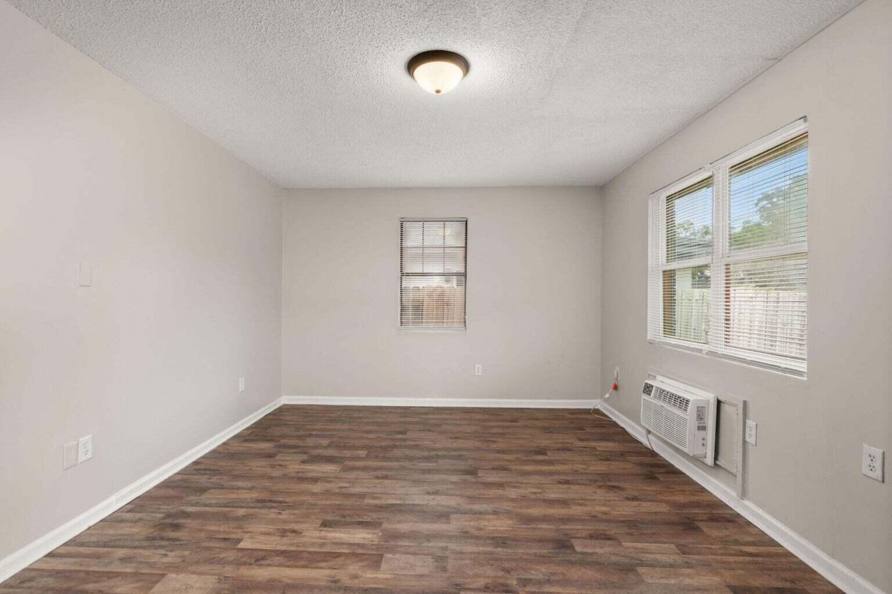 1820 Iris Street Photo 4